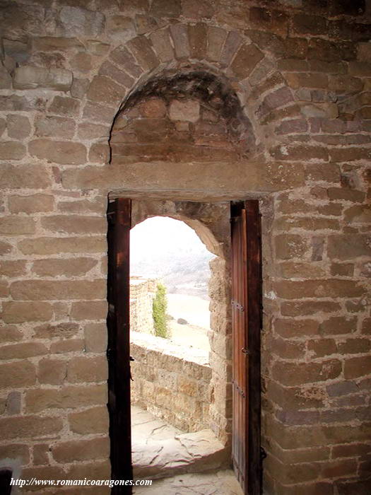 INTERIOR DE PUERTA DE ACCESO. DINTEL MONOLTICO Y ARCO DE DESCARGA